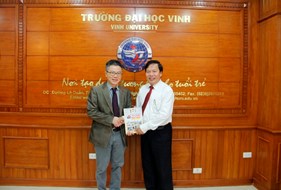  Giáo sư Ngô Bảo Châu - Giám đốc khoa học Viện Nghiên cứu cao cấp về Toán đến thăm và làm việc tại Trường Đại học Vinh