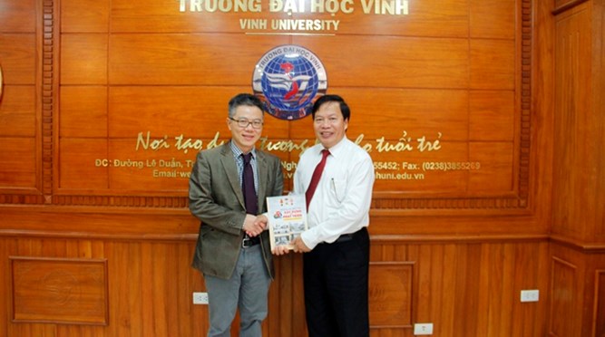  Giáo sư Ngô Bảo Châu - Giám đốc khoa học Viện Nghiên cứu cao cấp về Toán đến thăm và làm việc tại Trường Đại học Vinh